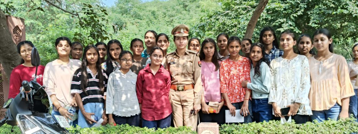 Mission Shakti Team Spreads Safety Awareness Among Tourists Visiting the Taj Mahal