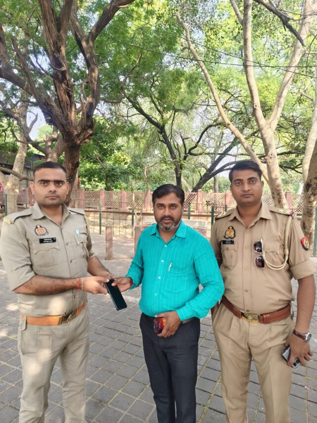 “ताजमहल में मोबाइल खोने वाले पर्यटक को थाना पर्यटन ने ढूंढ कर लौटाया”