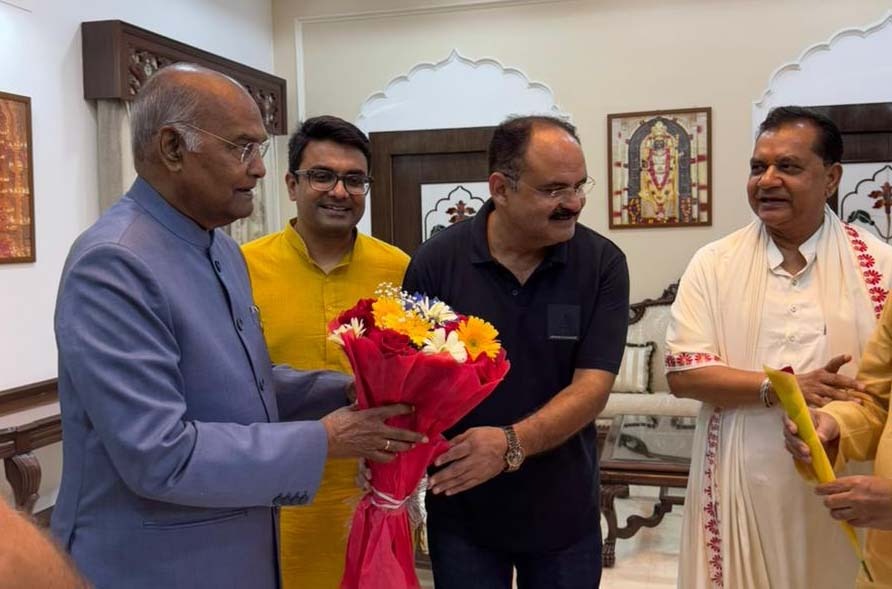 आगरा पहुंचे पूर्व राष्ट्रपति रामनाथ कोविंद का समाजसेवी सोमकुमार मित्तल ने किया स्वागत