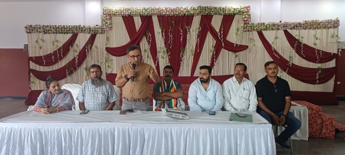 आगरा खंड स्नातक क्षेत्र व् शिक्षक क्षेत्र विधान परिषद् सदस्य चुनावों के हेतु कांग्रेस पार्टी हाईकमान कि पूर्व विधायक विवेक बंसल के नेतृत्व में हुई बैठक