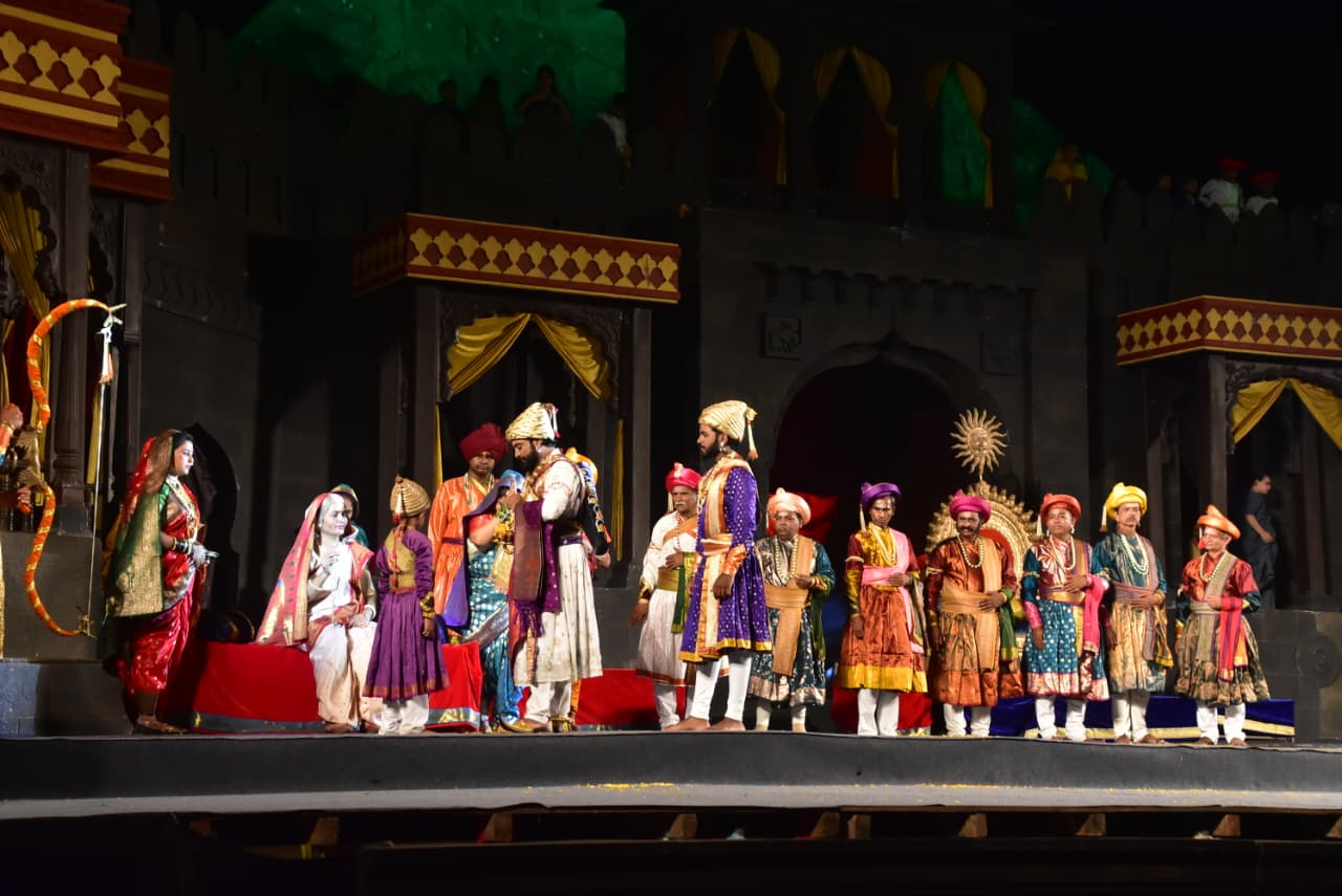 ‘जाणता राजा’ के मंचन ने किया भावविभोर — तुलजा भवानी की आराधना, कृष्ण भक्ति और मां जीजाबाई की प्रेरणा से शिवाजी महाराज के आदर्श हुए जीवंत
