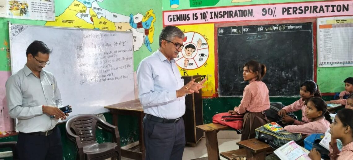 जिलाधिकारी ने किया औचक निरीक्षण, स्कूलों में मिली खामियों पर जताई नाराजगी
