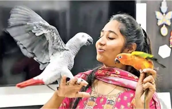 पक्षियों के प्रति प्रेम की मिसाल: हैदराबाद की भव्या और उनके पंख वाले दोस्त