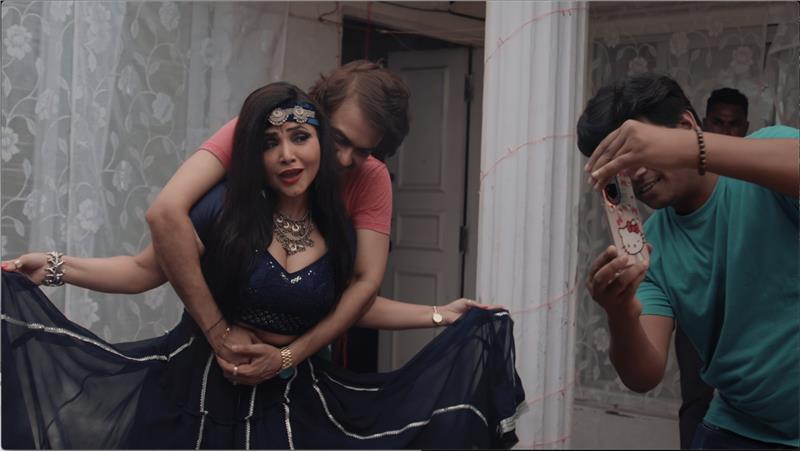 डॉक्यूबे पर उपलब्ध डॉक्यूमेंट्री ‘डर्टी एंटरटेनर्स: द बिज़नेस ऑफ़ इंडियन इरोटिका’ ने दिखाए परदे के पीछे का सच