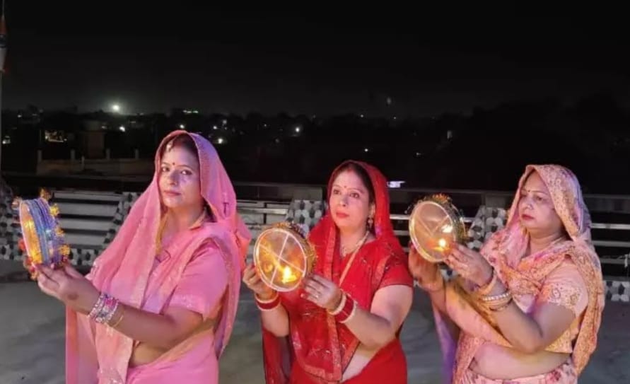 करवा चौथ पूजा में खूब बजा यह गीत:”बुरा हो भला हो कैसा भी हो,मेरा पती तो देवता है