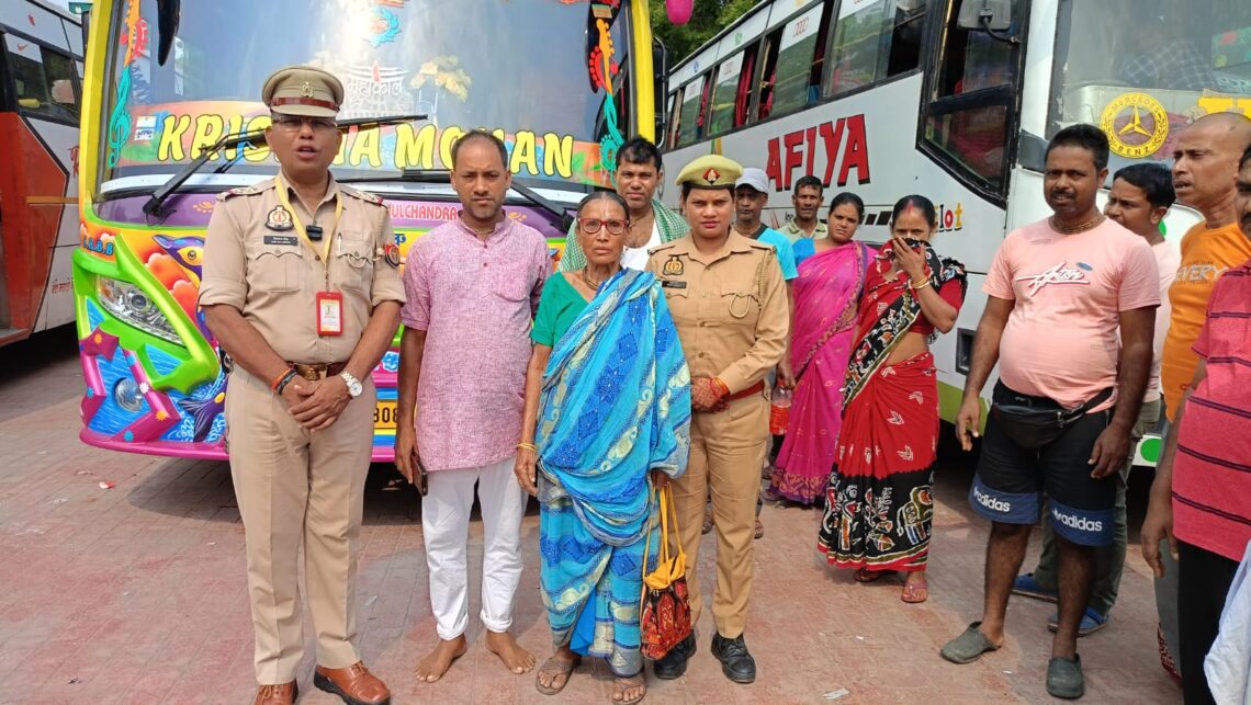 पश्चिम बंगाल की ताज से बिछड़ी 75 वर्षीय पर्यटक महिला को ताज सुरक्षा पुलिस ने परिजनों से मिलाया