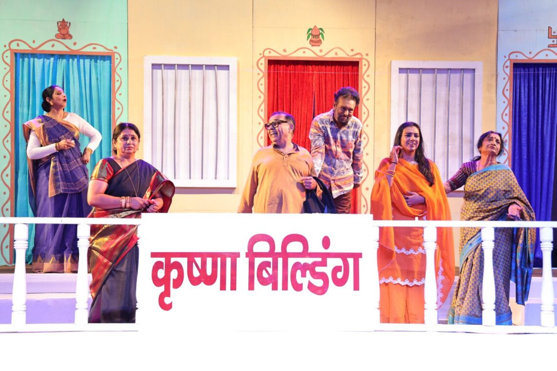 आगरा में ‘अरे शरीफ लोग’ नाटक ने दर्शकों को हास परिहास से किया लोटपोट