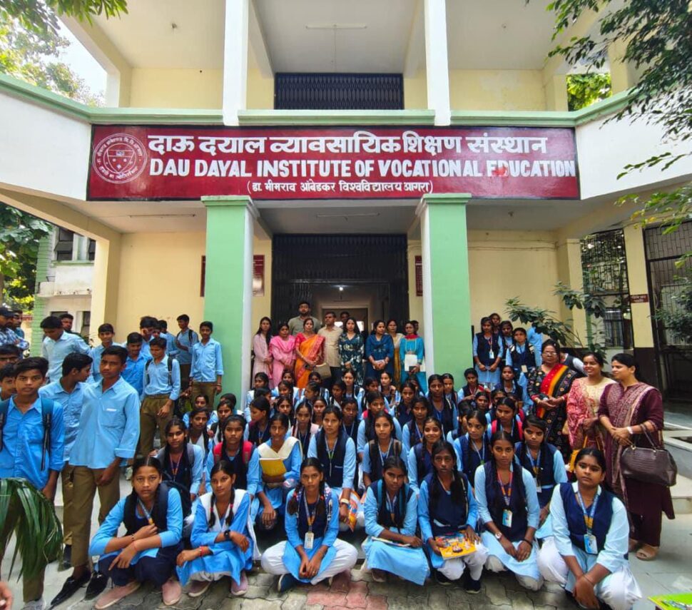 राजकीय विद्यालयों के छात्रों ने किया डॉ. भीमराव अंबेडकर विश्वविद्यालय का शैक्षणिक भ्रमण