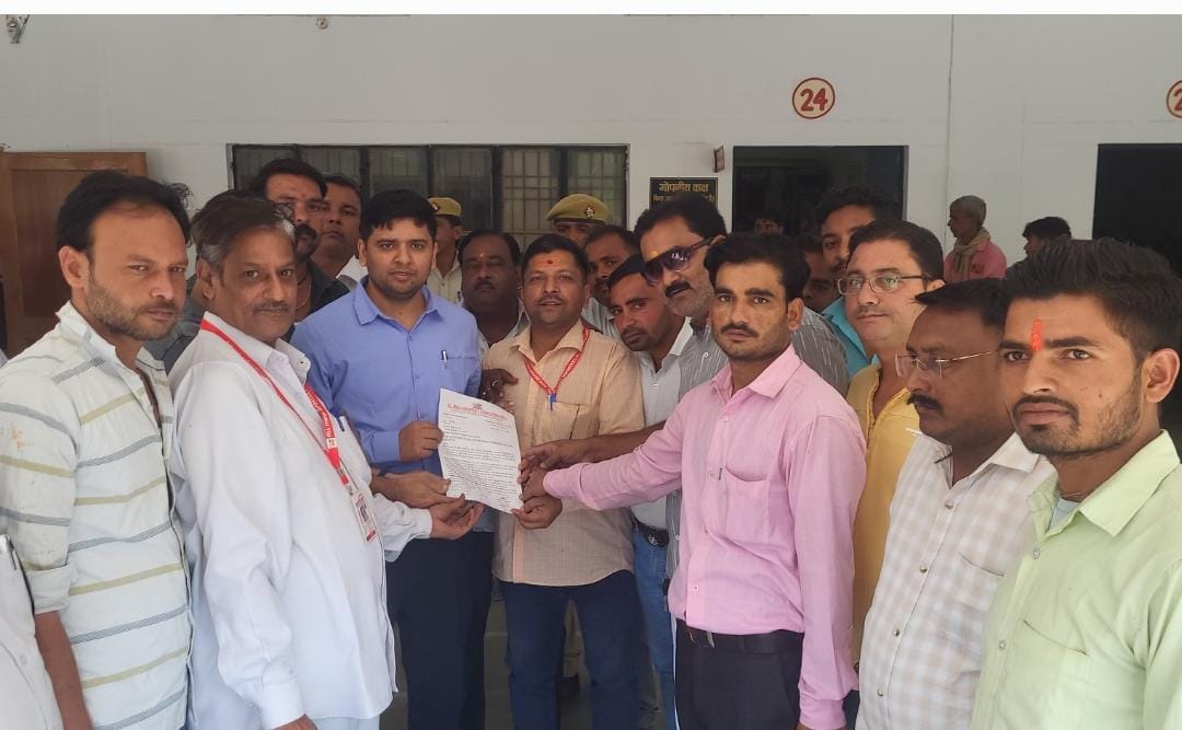 पत्रकारों की सुरक्षा व सम्मान को लेकर ऑल इंडिया रिपोर्टर्स एसोसिएशन ने जिलाधिकारी को सौंपा ज्ञापन