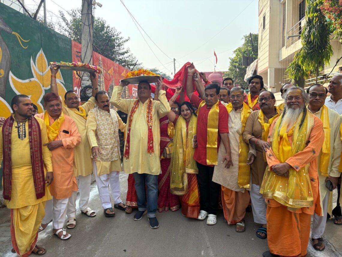 ढोल-नगाड़ों संग सजी आस्था की डोर, यमुना मैया को अर्पित हुई 300 मीटर चुनरी