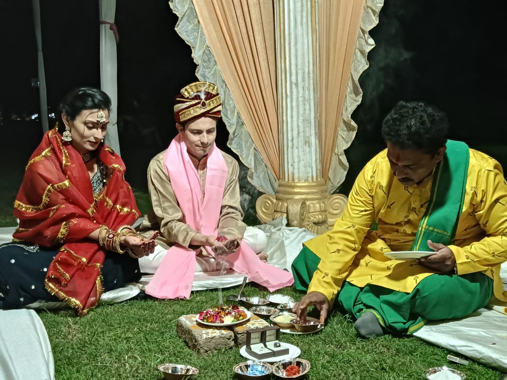 विदेशी जोड़े ने हिंदू रीति-रिवाजों से रचाई शादी, भारतीय परंपराओं की झलक से मंत्रमुग्ध हुए मेहमान