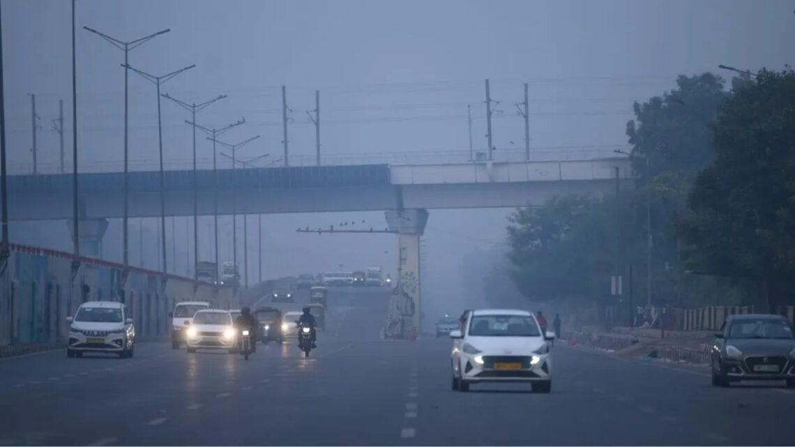 दिल्ली में ‘जहरीली’ हवा से घुटा लोगों का दम, दीवाली के बाद रेड जोन में पहुंचे NCR के कई इलाके