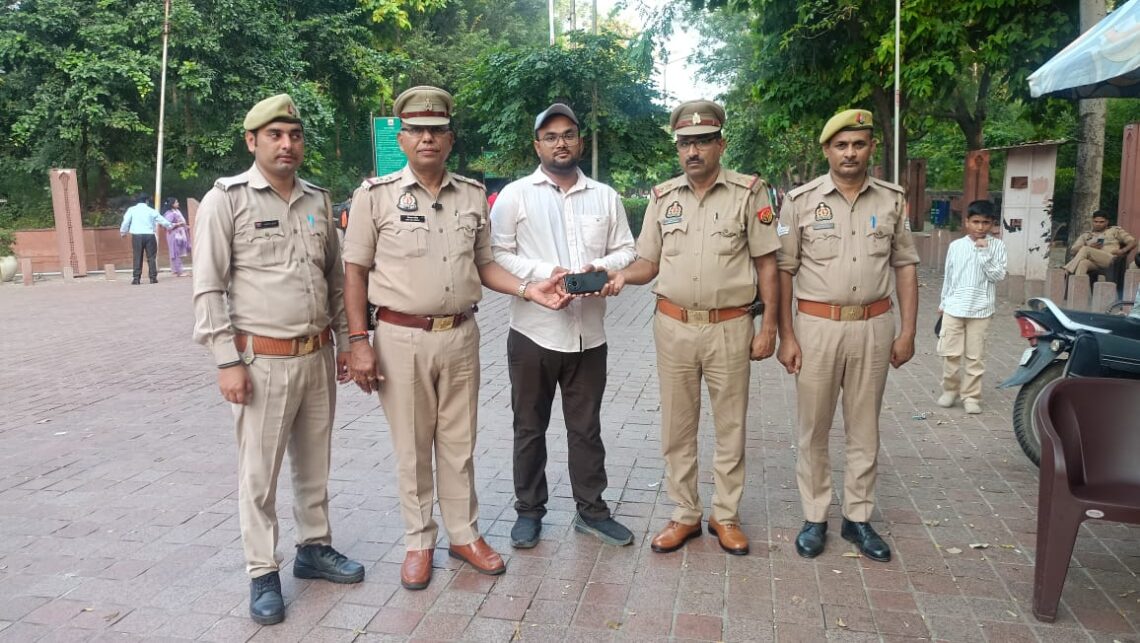 पर्यटक का ₹20,000 कीमत का फोन खोजकर ताज सुरक्षा पुलिस ने लौटाया