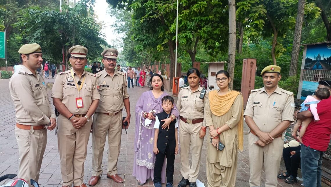 ताजमहल से गुम हुआ 7 वर्षीय बच्चा, ताज सुरक्षा पुलिस ने 40 मिनट में खोजकर परिजनों से मिलाया