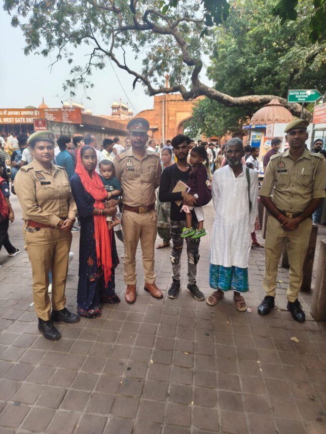 ताजमहल में गुम हुई नज़ीर  बेगम और उनके ससुर को ताज सुरक्षा पुलिस ने 30 मिनट में खोजकर परिजनों से मिलाया