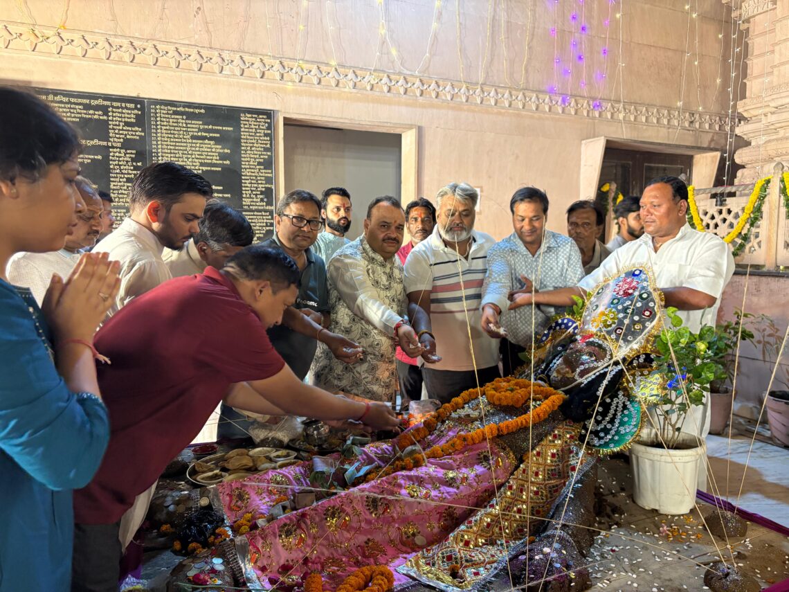 गोवर्धन उत्सव में भक्ति और आनंद का अद्भुत संगम, गिरिराज महाराज का दुग्ध अभिषेक, खाटू नरेश सजे दिव्य फूल बंगले में