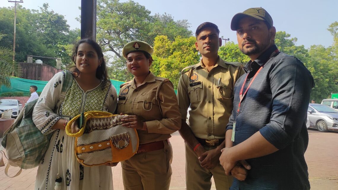 ताज सुरक्षा पुलिस ने पर्यटक दुर्गांबेन का खोया हैंडबैग सकुशल लौटाया