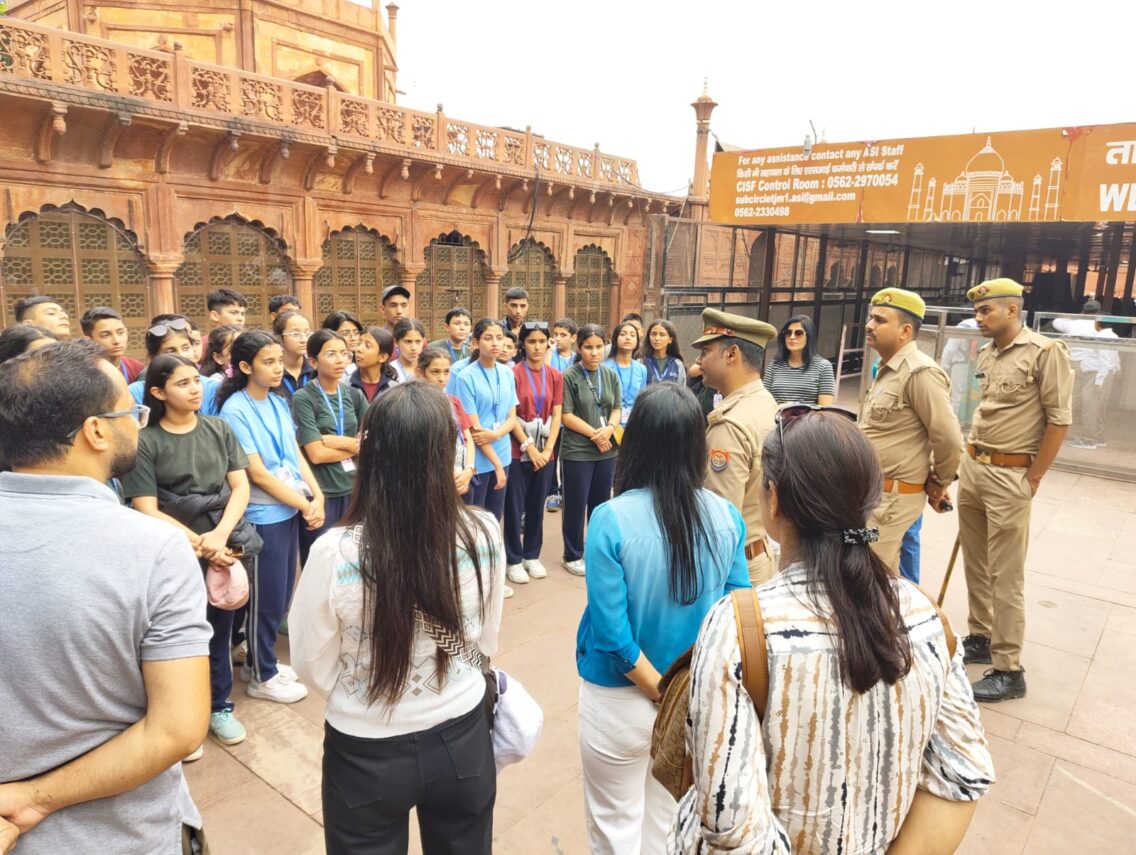 रामपुर (हिमाचल) के छात्रों का ताजमहल भ्रमण, ताज सुरक्षा पुलिस ने सुनिश्चित किया सुरक्षित माहौल
