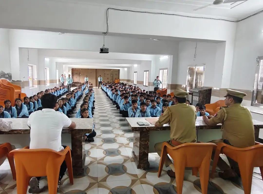 कन्नौज पुलिस ने स्कूलों और कॉलेजों में नए आपराधिक कानूनों पर जागरूकता अभियान चलाया