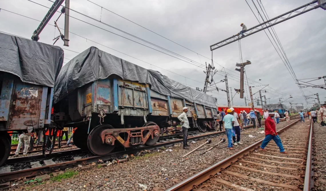 मथुरा के पास बड़ा रेल हादसा टला, मालगाड़ी के 12 डिब्बे पटरी से उतरे — दिल्ली-मुंबई रेल मार्ग बाधित