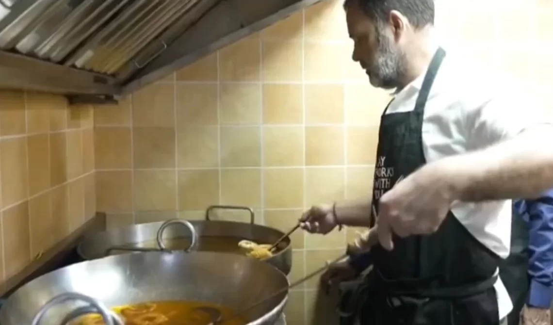 राहुल गांधी ने घंटेवाला मिठाई की दुकान पर मनाई दिवाली, खुद बनाए इमरती और बेसन के लड्डू