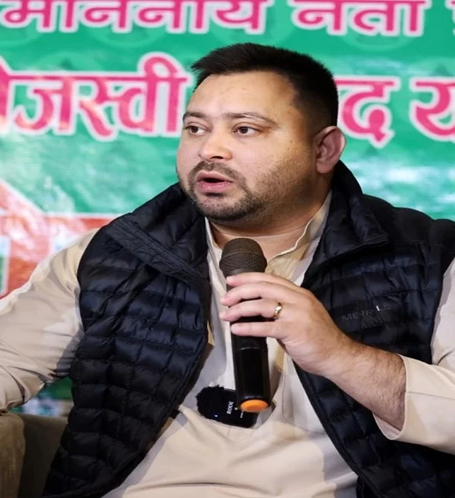 तेजस्वी यादव का बड़ा वादा: “हर घर में एक सरकारी नौकरी” — कहा, 20 दिन में कानून और 20 महीने में पूरा वादा