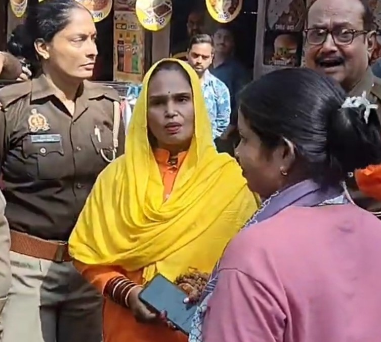 भगवा वस्त्र पहन ताजमहल पहुंची अखिल भारत हिंदू महासभा की जिला अध्यक्ष मीरा राठौर, सुरक्षा में बढ़ी सतर्कता