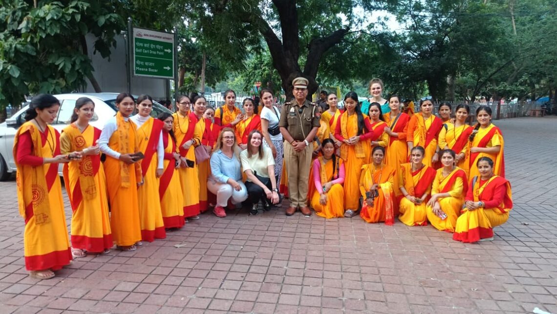 Indian and Foreign Women Tourists Impressed by Taj Security Police’s Friendly Approach