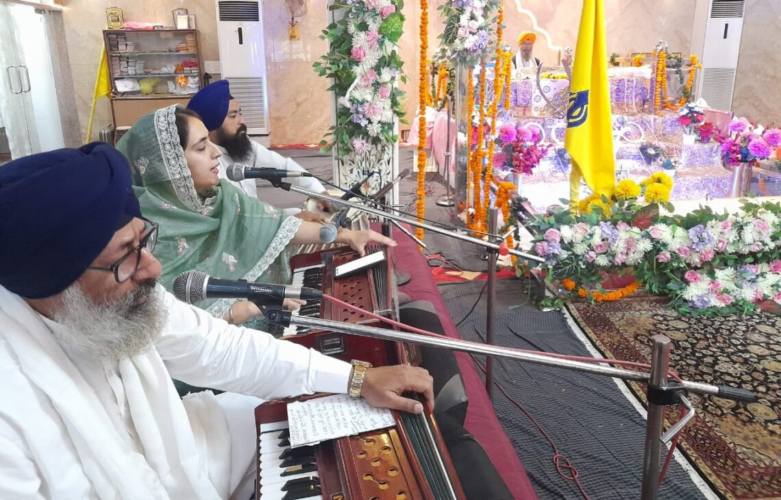 आगरा में गुरु नानक देव जी के प्रकाश पर्व पर दरबार जगमगाए