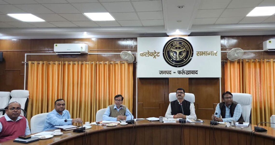 फर्रुखाबाद: जिलाधिकारी की अध्यक्षता में स्वास्थ्य एवं बचाव उपायों की समीक्षा बैठक