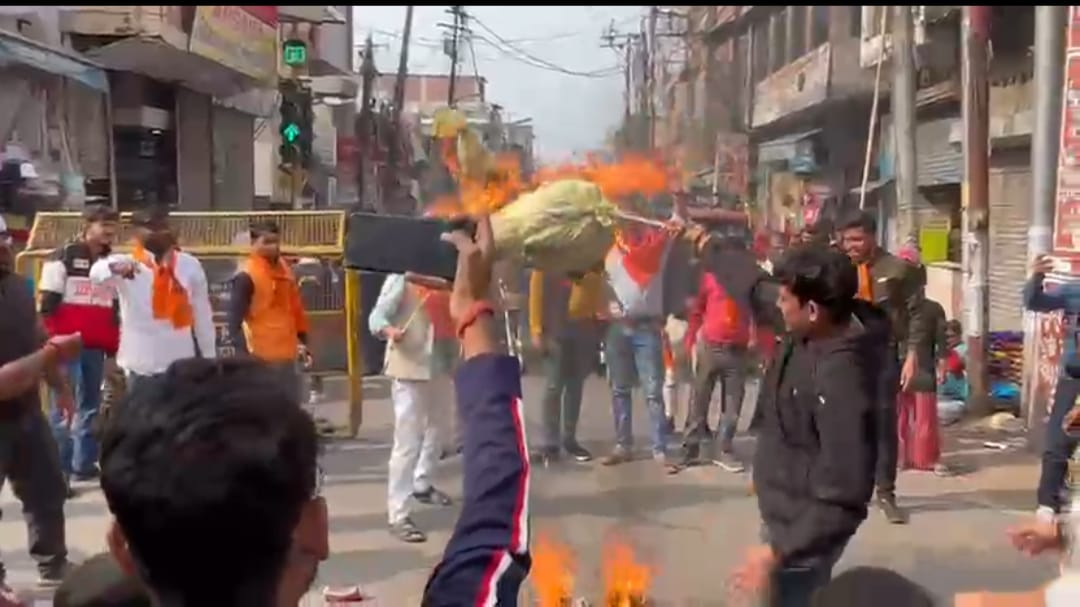 ABVP ने विधायक सुनील दत्त द्विवेदी के खिलाफ किया पुतला दहन, सार्वजनिक माफी की मांग