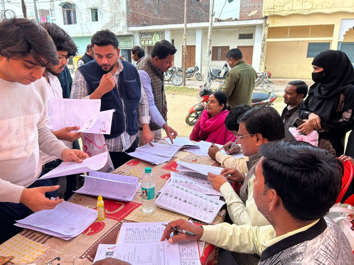 सहावर के इमाम बाडा में एसआईआर फार्म भरवाने वालों की लगी रही भीड़