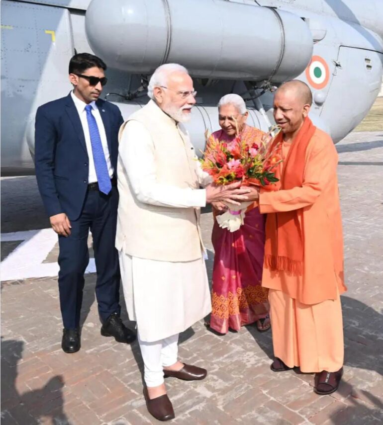 पीएम मोदी अयोध्या पहुंचे, सीएम योगी ने किया स्वागत