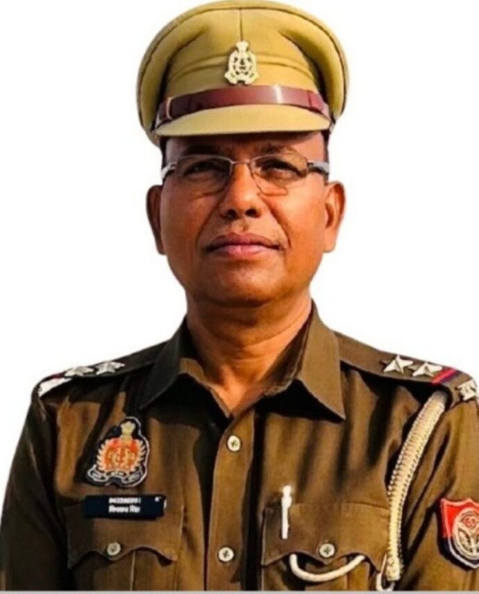 उप निरीक्षक शिवराज सिंह को पुलिस कमिश्नरेट आगरा स्थापना दिवस पर सम्मानित