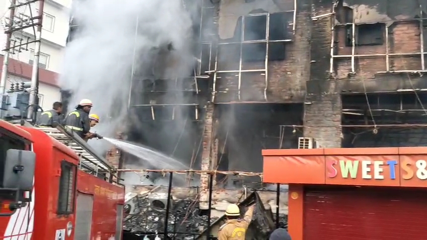 वाटर वेज रेस्टोरेंट एंड बैंकेट में भीषण आग, हाउसकीपिंग कर्मचारी की मौत