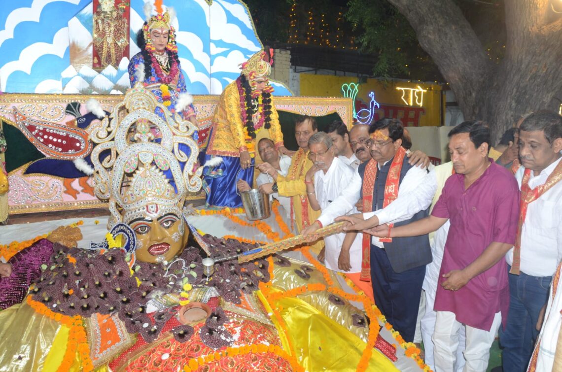 नख पै धरि के श्री गिरिराज, नाम गिरिधारी पायौ है
