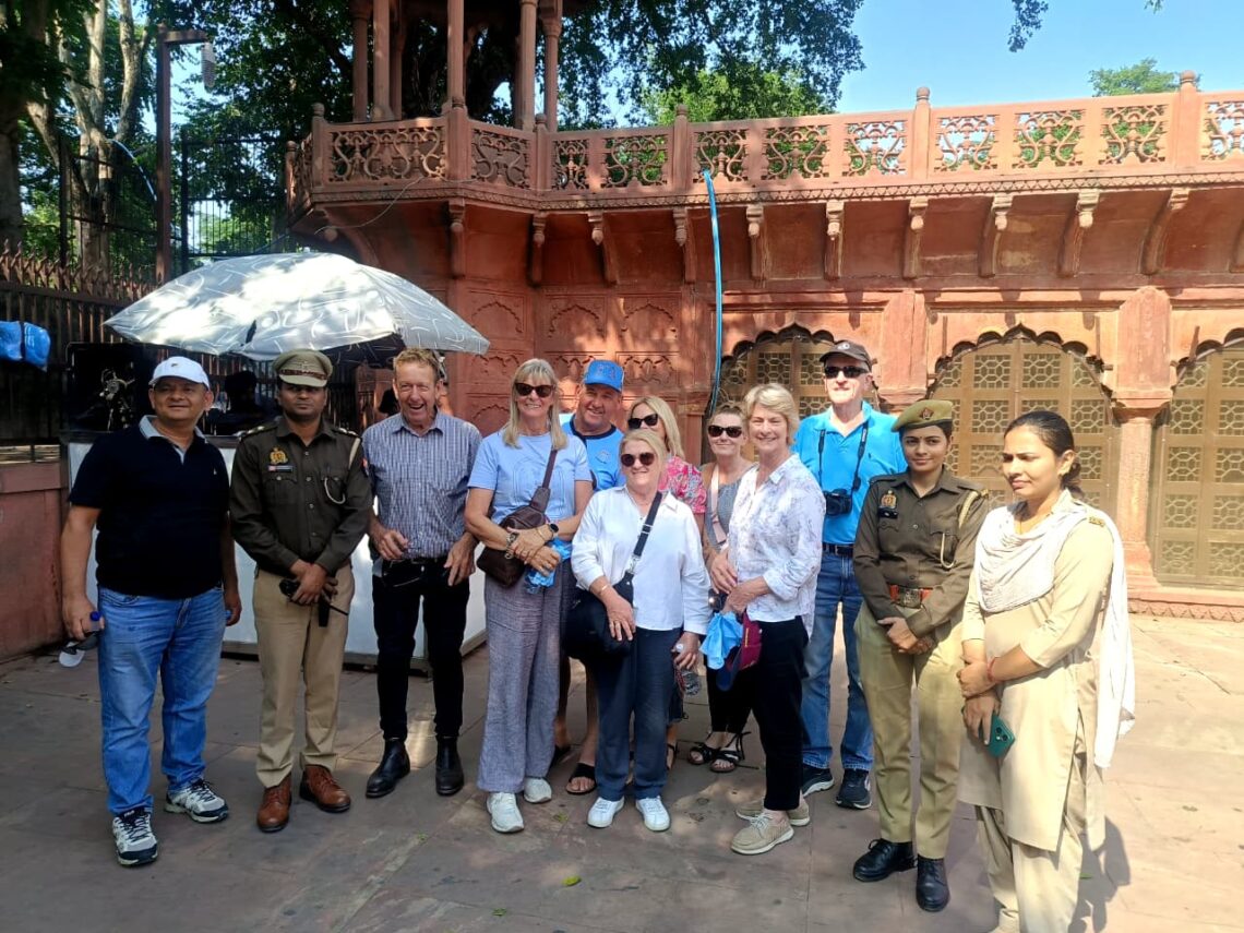 ऑपरेशन टूरिस्ट डिलाइट: आगरा पुलिस ने ऑस्ट्रेलियाई पर्यटकों का स्वागत किया