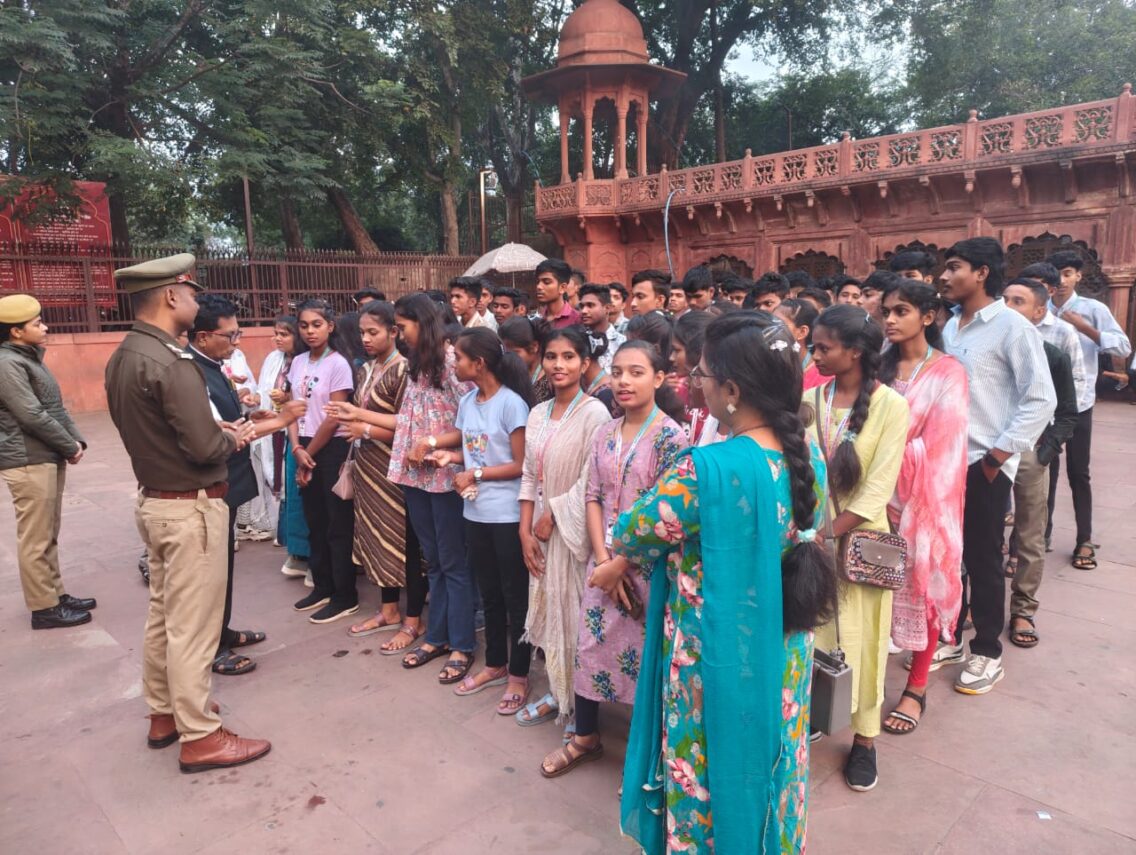 रायबरेली के छात्रों का ताजमहल भ्रमण सुरक्षित माहौल में कराया गया