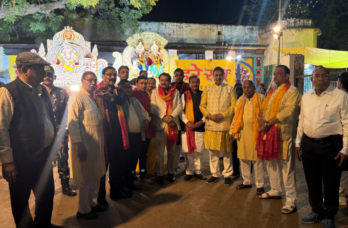 मयूर रथ पर विराजे श्रीकृष्ण-बलराम, आगरा में निकली भव्य शोभायात्रा