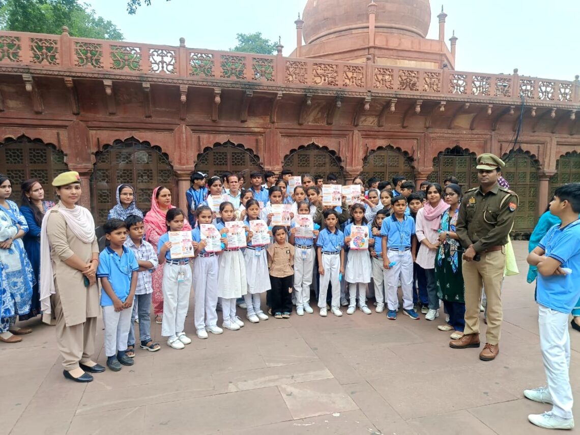 आगरा: “मिशन शक्ति” अभियान के तहत ताजमहल भ्रमण पर आईं छात्राओं और महिलाओं को ताज सुरक्षा पुलिस ने किया स्वागत