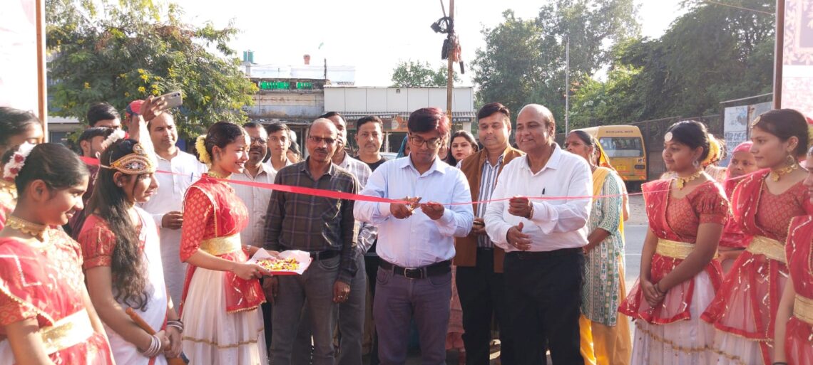 हाथ के हुनर से कला-संस्कृति का संरक्षण, हस्तशिल्पी दे रहे स्वावलंबन की प्रेरणा