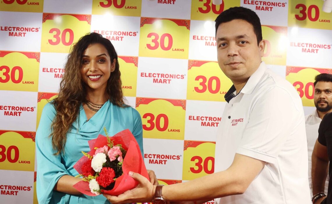 Bollywood Actress Anupriya Goenka Draws the ₹30 Lakh Diwali Bumper Prize for Electronics Mart