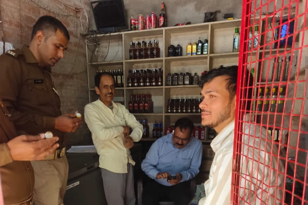 बांदा में आबकारी विभाग की बड़ी कार्रवाई,शराब दुकानों की सघन चेकिंग।