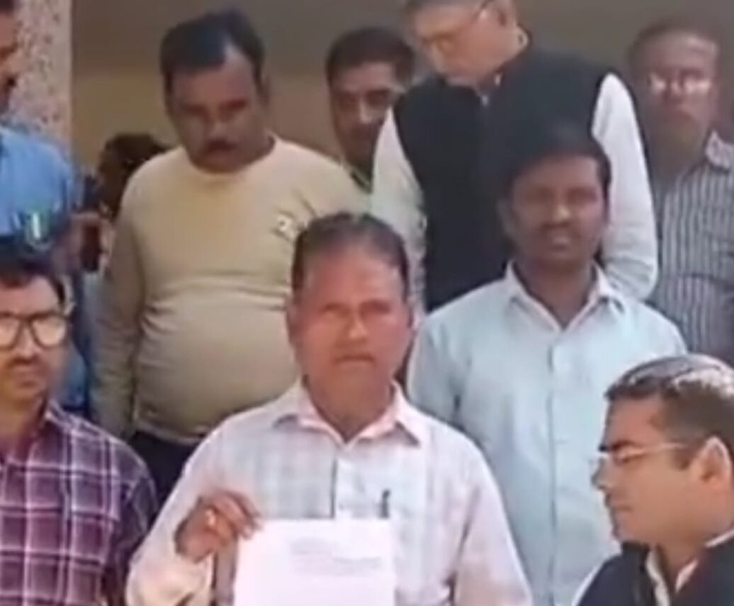 आवास विकास की हठधर्मिता का विरोध:ग्रामीणों नें प्रशासन को दिया ज्ञापन