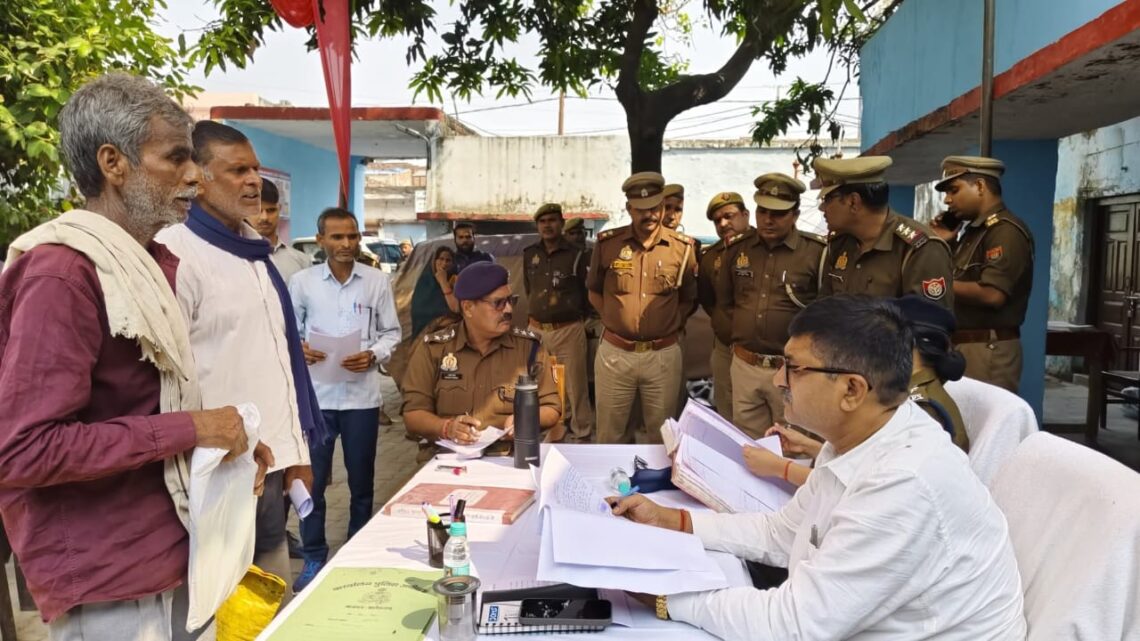 कमालगंज थाने में ‘थाना समाधान दिवस’, डीएम-एसपी ने सुनीं फरियादें, गुणवत्तापूर्ण निस्तारण पर जोर