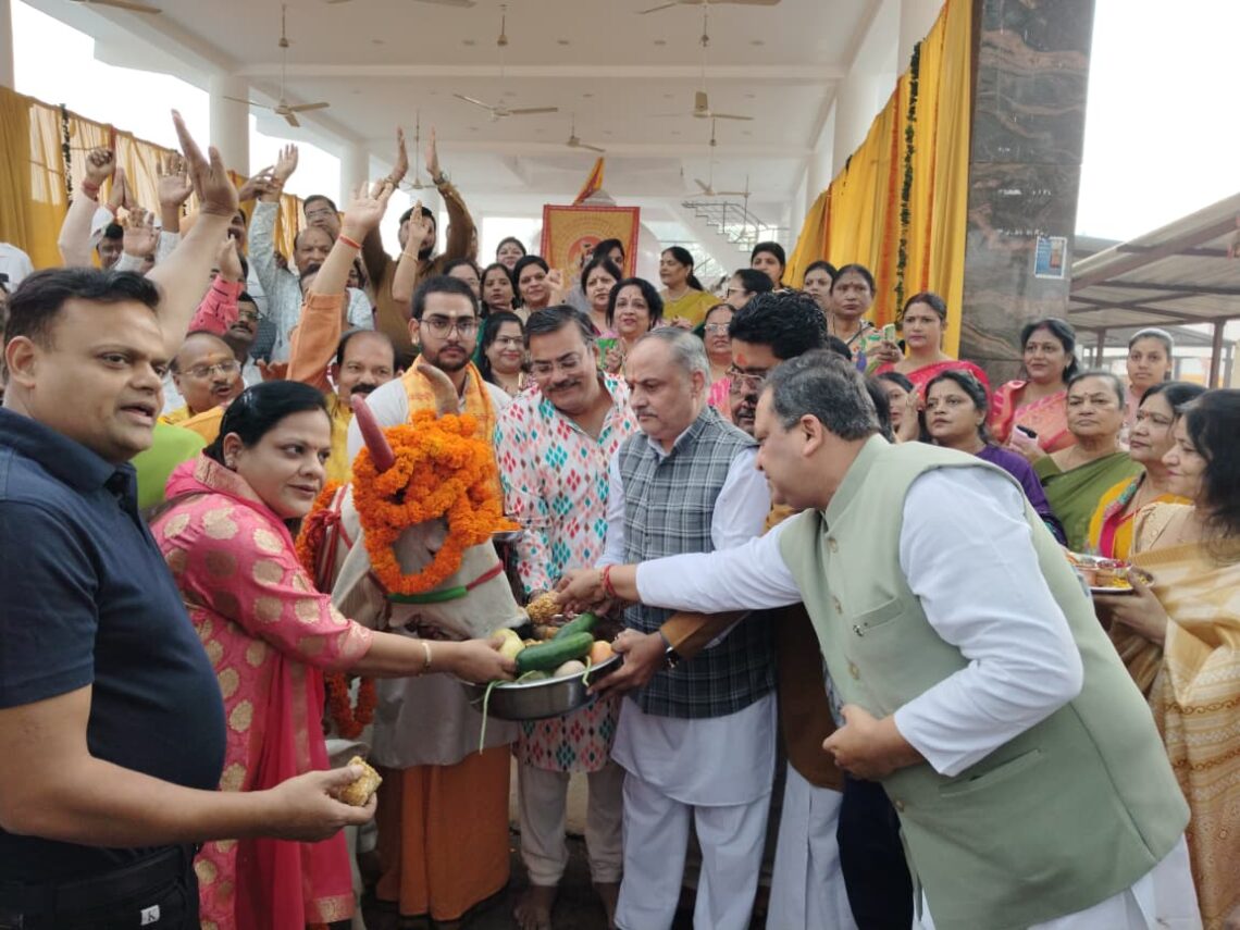 श्री गिरिराज जी सेवक मंडल ने गौ माता को अर्पित किए छप्पन भोग