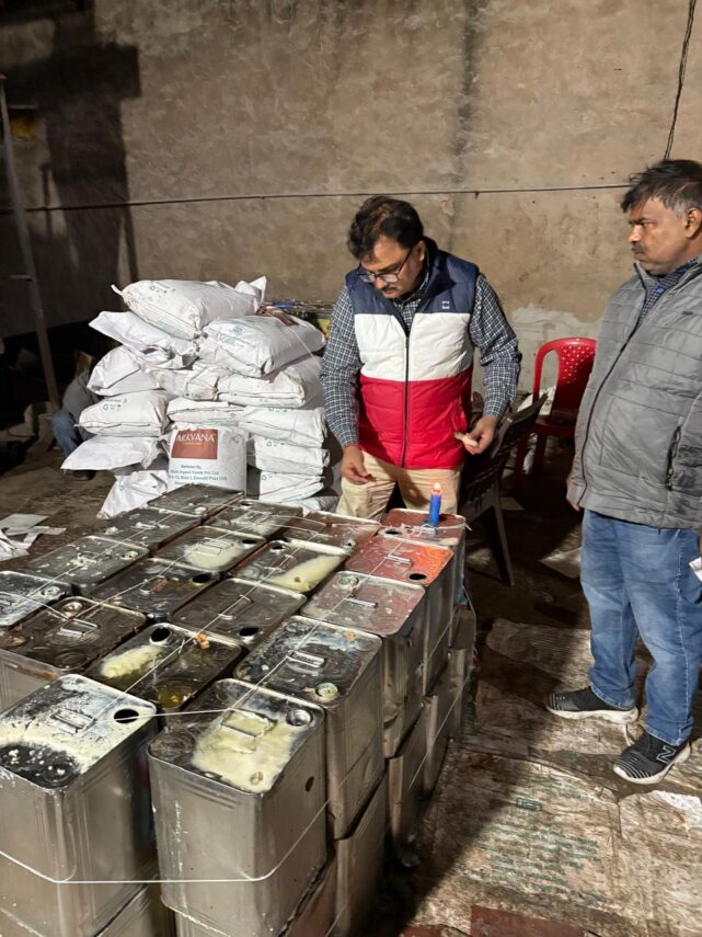 आगरा में नकली दूध फैक्ट्री का भंडाफोड़: 5300 लीटर मिश्रित दूध और लाखों रुपये का सामग्री जब्त