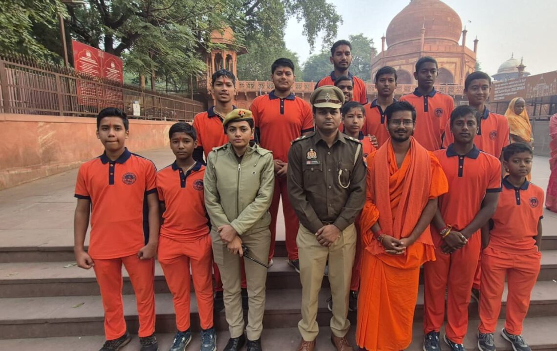 “आगरा: ऑपरेशन टूरिस्ट डिलाइट के तहत गुरुकुल हरिद्वार के छात्रों से फ्रेंडली वार्ता”