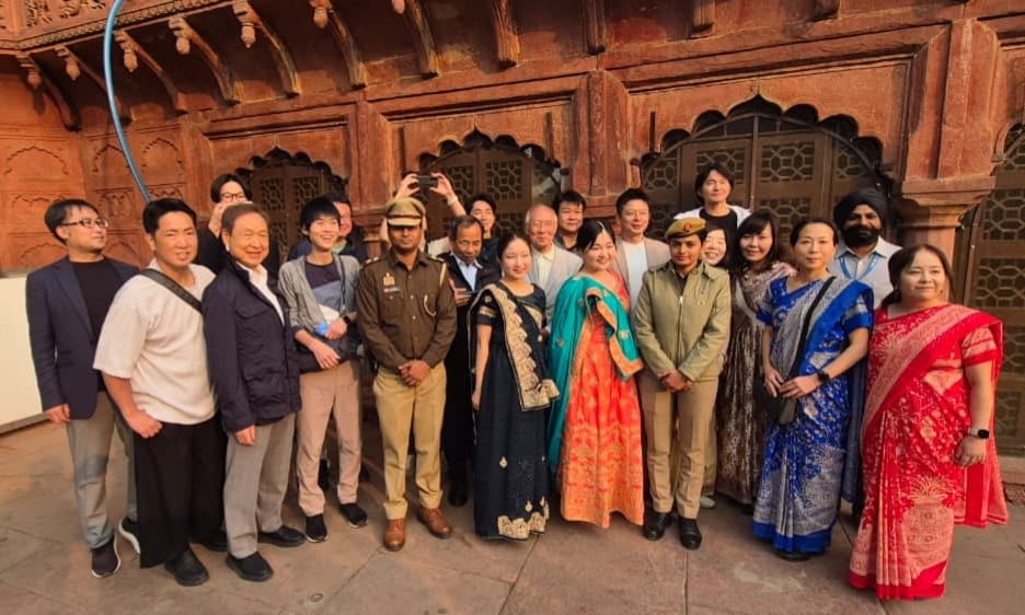 “आगरा पुलिस ने जापान के पर्यटकों का स्वागत कर ताजमहल यात्रा को यादगार बनाया”