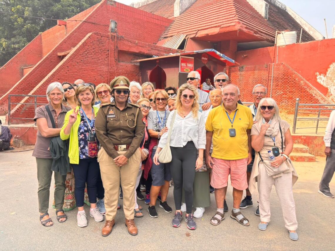 ताजमहल पहुंचे इटली के पर्यटक, यूपी पुलिस ने दिया सुरक्षित व सहज भ्रमण अनुभव